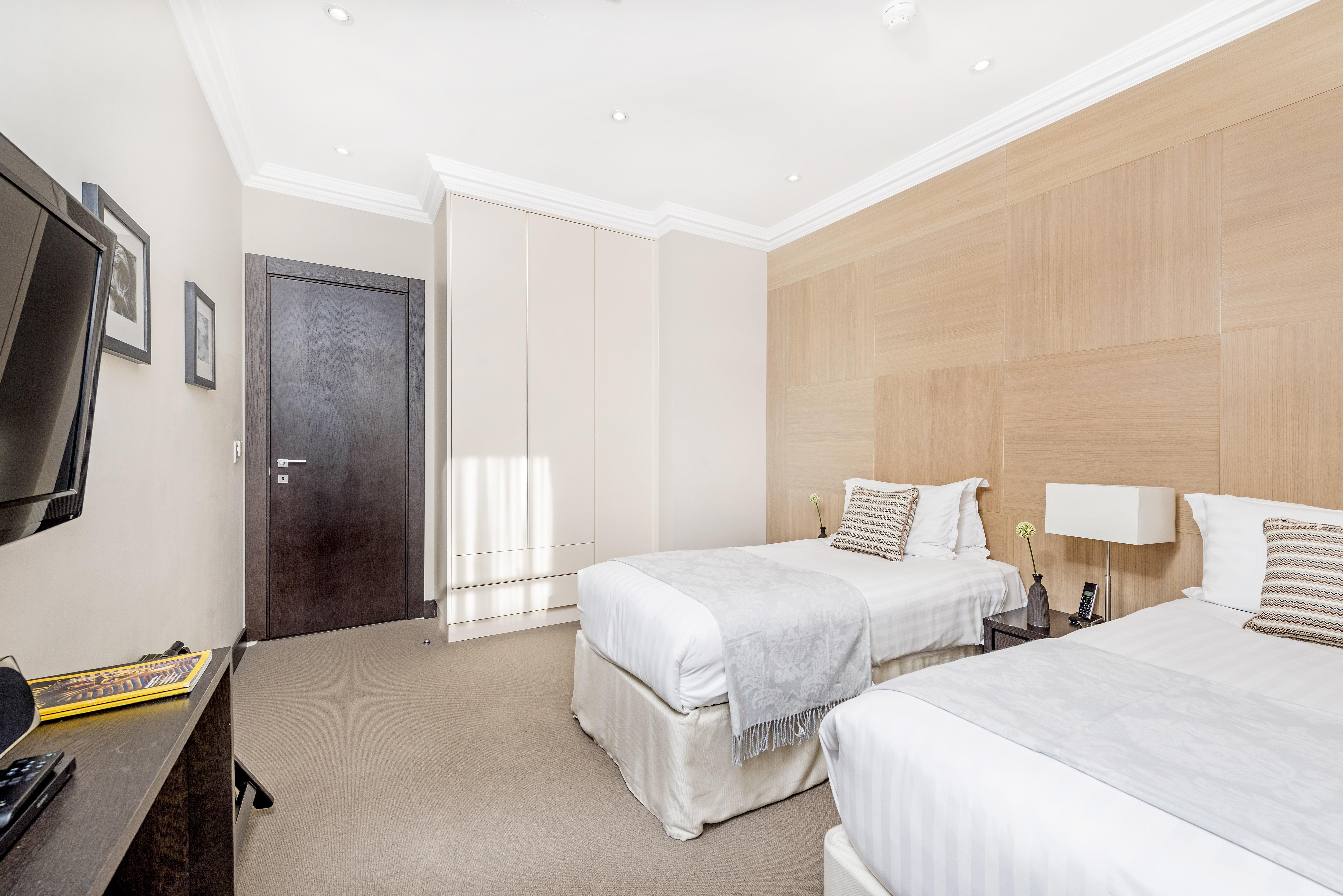 Apartahotel 130 Queen's Gate 5*