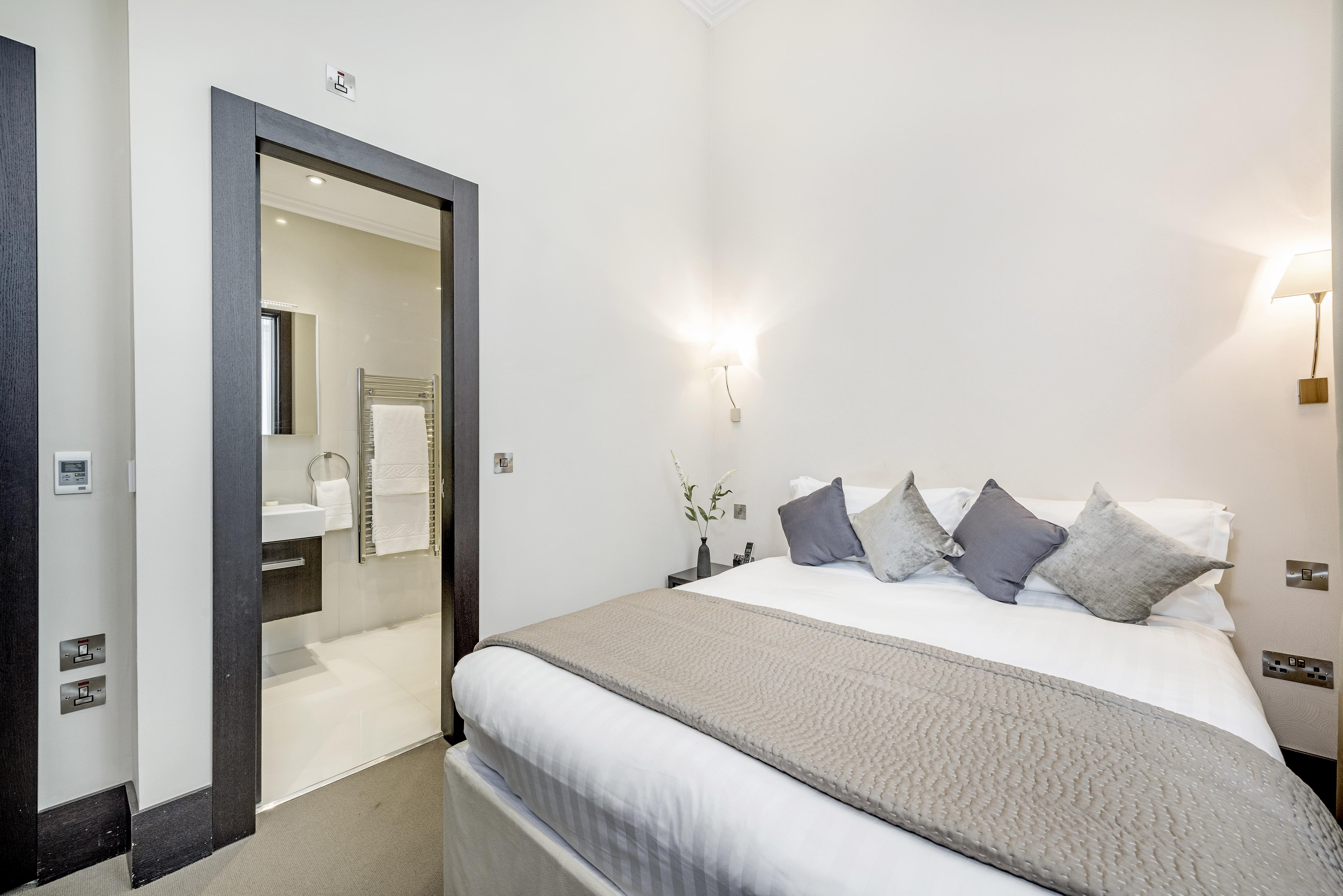 130 Queen's Gate Apartahotel 5*